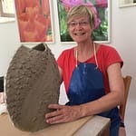 Liza Friedrich mit großer brauner Keramikvase